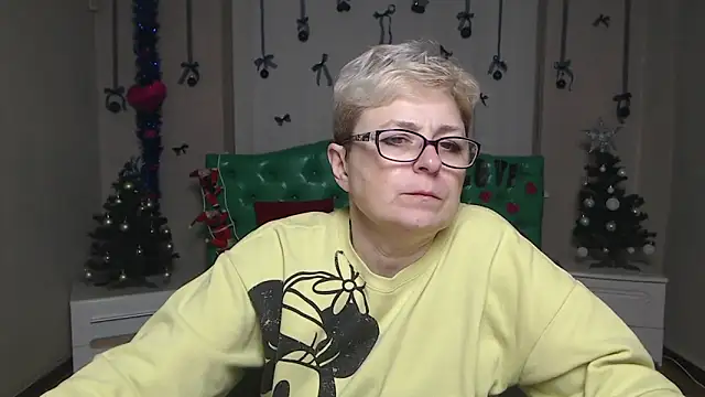 Snapshot of EmiliaGree chatting on December 15, 2025, 6:01 pm EmiliaGree online show from December 15, 2025, 6:01 pm