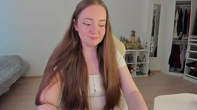 WalkingGirl online show from June 22, 2026, 12:57 pm