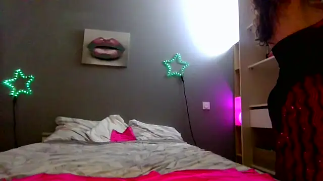 Snapshot of Stripgirl31 chatting on December 3, 2024, 12:35 am Stripgirl31 online show from December 3, 2024, 12:35 am