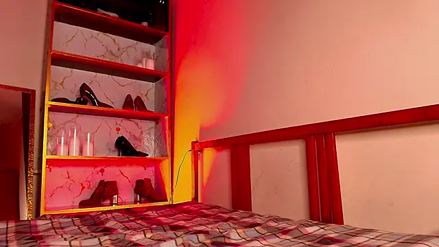 MisssLola online show from December 16, 2025, 2:22 pm