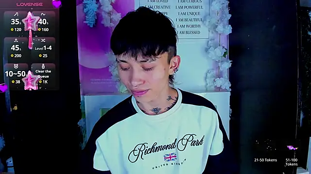 juniior 2311  online show from February 18, 2025, 8:25 pm