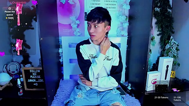 juniior 2311  online show from February 19, 2025, 12:03 am