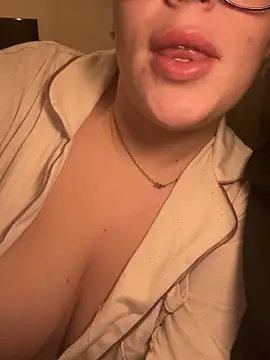 Snapshot of lilylush24 chatting on January 22, 2025, 10:05 pm lilylush24 online show from January 22, 2025, 10:05 pm