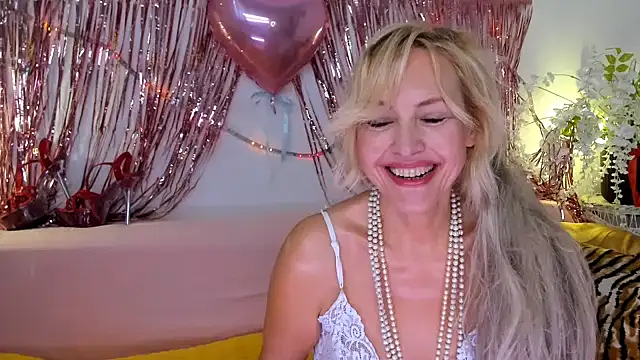 Snapshot of KelliRaid chatting on February 17, 2025, 6:42 am KelliRaid online show from February 17, 2025, 6:42 am