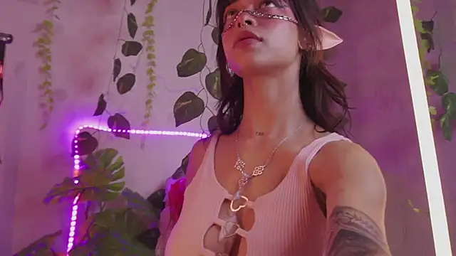 Snapshot of Kitty_arts chatting on December 5, 2024, 8:00 pm Kitty arts online show from December 5, 2024, 8:00 pm