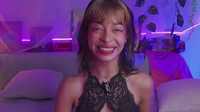 Snapshot of Kitty_arts chatting on January 16, 2025, 10:44 pm Kitty arts online show from January 16, 2025, 10:44 pm