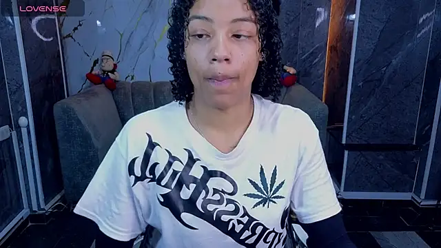 Snapshot of Violeth_b chatting on June 2, 2026, 1:24 pm Violeth b online show from June 2, 2026, 1:24 pm