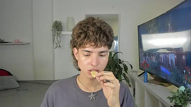 santy-kitty online show from November 12, 2025, 2:23 am