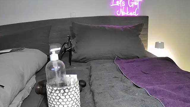 Sissy-Bee online show from October 28, 2025, 7:05 pm