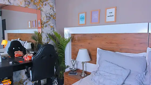 EmaBakker online show from March 25, 2026, 7:25 am