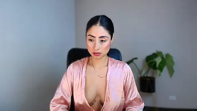 auroracaruso11 online show from December 13, 2025, 9:20 pm