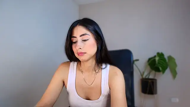 auroracaruso11 online show from December 15, 2025, 9:30 pm