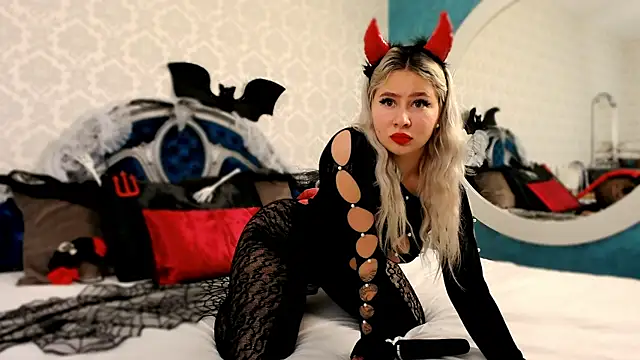 SuzzySweet18 online show from October 31, 2025, 6:31 pm