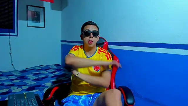 Snapshot of maxowens_oficial chatting on June 18, 2026, 8:03 am maxowens oficial online show from June 18, 2026, 8:03 am