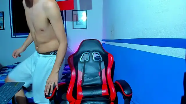 Snapshot of maxowens_oficial chatting on August 9, 2026, 4:45 pm maxowens oficial online show from August 9, 2026, 4:45 pm