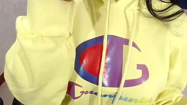 Snapshot of CarolineBrunx chatting on October 22, 2025, 4:13 am CarolineBrunx online show from October 22, 2025, 4:13 am