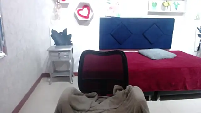 Snapshot of CarolineBrunx chatting on November 10, 2025, 3:38 am CarolineBrunx online show from November 10, 2025, 3:38 am