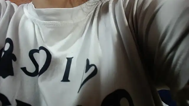 Snapshot of CarolineBrunx chatting on November 11, 2025, 5:07 am CarolineBrunx online show from November 11, 2025, 5:07 am