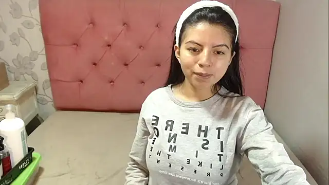 Snapshot of CarolineBrunx chatting on December 15, 2025, 2:38 am CarolineBrunx online show from December 15, 2025, 2:38 am