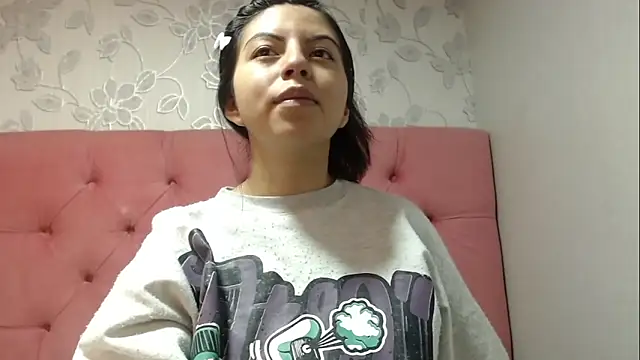 Snapshot of CarolineBrunx chatting on December 16, 2025, 2:38 am CarolineBrunx online show from December 16, 2025, 2:38 am