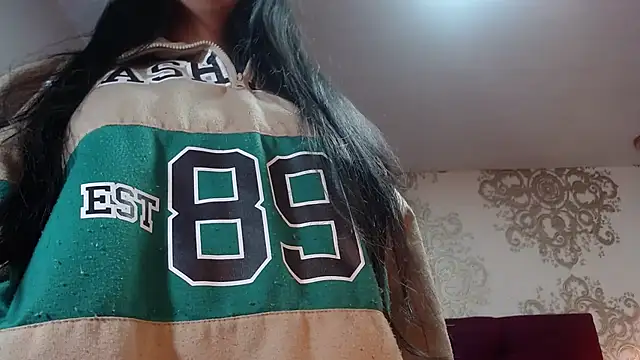 Snapshot of CarolineBrunx chatting on December 18, 2025, 12:27 am CarolineBrunx online show from December 18, 2025, 12:27 am