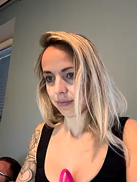 Snapshot of Annelibre chatting on October 4, 2025, 6:00 am Annelibre online show from October 4, 2025, 6:00 am