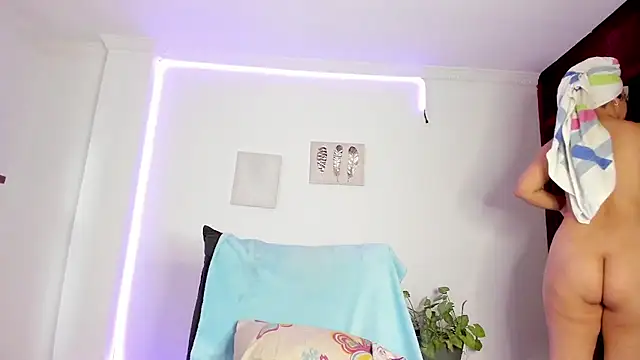 anniesweet- online show from November 10, 2025, 1:43 pm