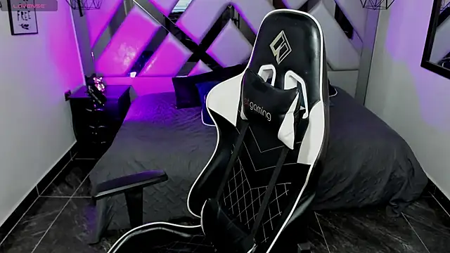 Snapshot of Nahomi-Hill chatting on January 30, 2025, 1:11 am Nahomi-Hill online show from January 30, 2025, 1:11 am