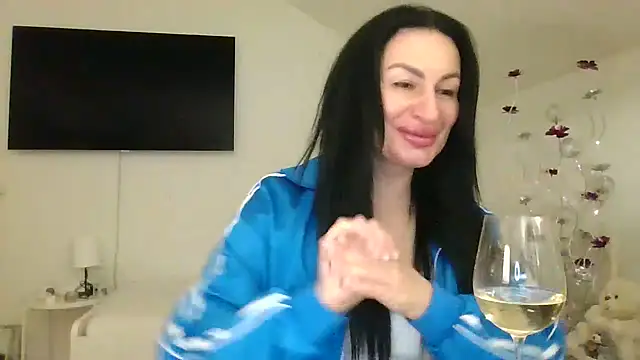 Snapshot of Helena7077 chatting on January 31, 2025, 11:35 pm Helena7077 online show from January 31, 2025, 11:35 pm