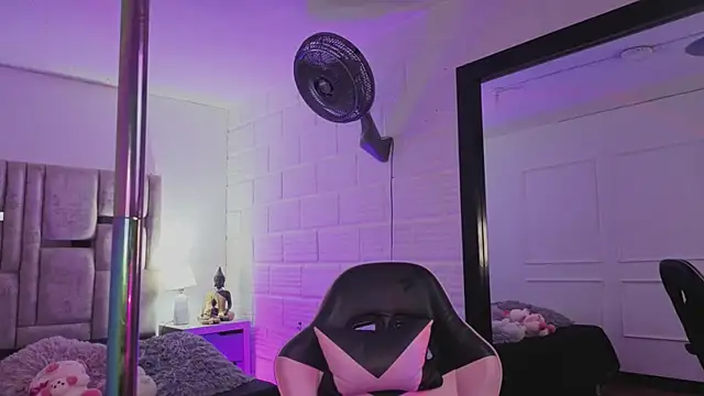 Snapshot of BonnieAnderson_ chatting on December 13, 2025, 8:36 pm BonnieAnderson online show from December 13, 2025, 8:36 pm