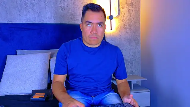 Snapshot of Jhonatan_Morales_S chatting on December 17, 2025, 1:44 am Jhonatan Morales S online show from December 17, 2025, 1:44 am