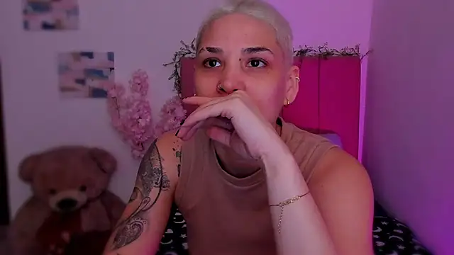 Snapshot of Charlee_pink chatting on February 18, 2026, 9:00 pm Charlee pink online show from February 18, 2026, 9:00 pm