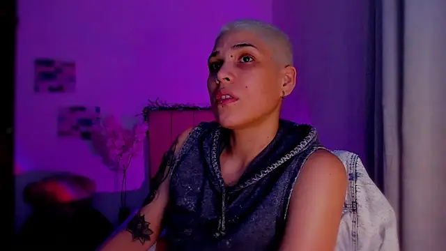 Snapshot of Charlee_pink chatting on February 25, 2026, 4:44 am Charlee pink online show from February 25, 2026, 4:44 am
