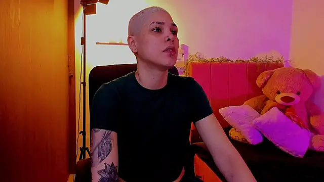 Snapshot of Charlee_pink chatting on April 3, 2026, 7:01 pm Charlee pink online show from April 3, 2026, 7:01 pm