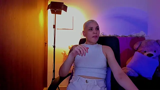 Snapshot of Charlee_pink chatting on April 15, 2026, 10:32 pm Charlee pink online show from April 15, 2026, 10:32 pm