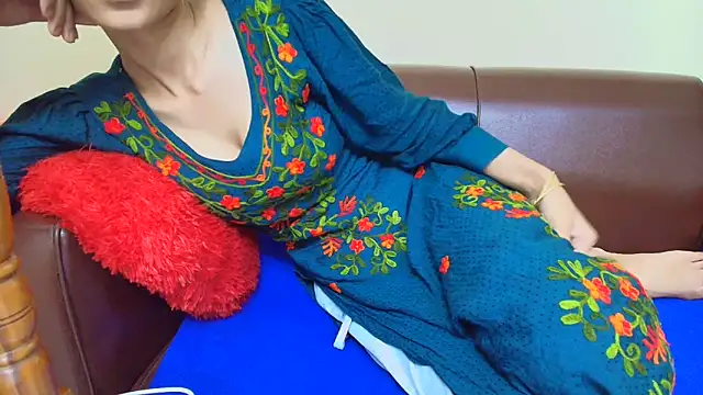 Snapshot of Srabontii chatting on November 15, 2025, 10:12 am Srabontii online show from November 15, 2025, 10:12 am