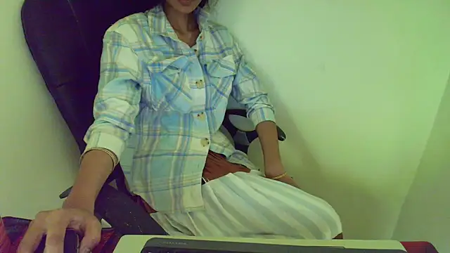 Snapshot of Srabontii chatting on March 28, 2026, 10:48 am Srabontii online show from March 28, 2026, 10:48 am