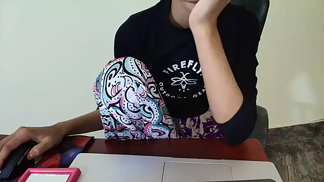 Snapshot of Srabontii chatting on April 13, 2026, 3:39 pm Srabontii online show from April 13, 2026, 3:39 pm