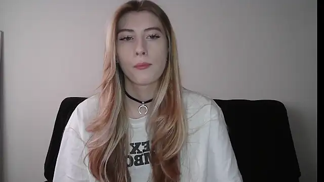 ErikaShyy online show from November 3, 2025, 11:33 am