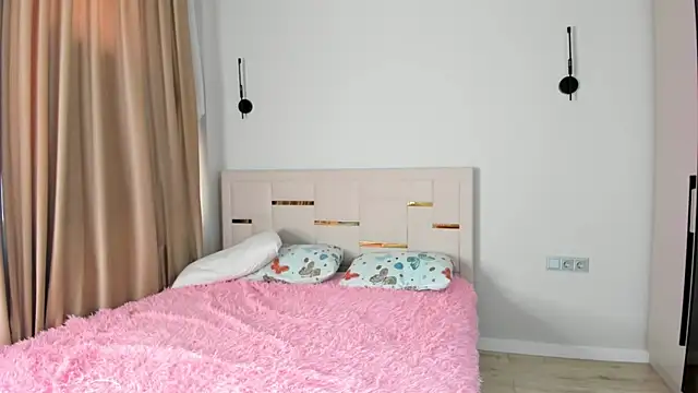 Lola Peach online show from October 24, 2025, 2:52 am