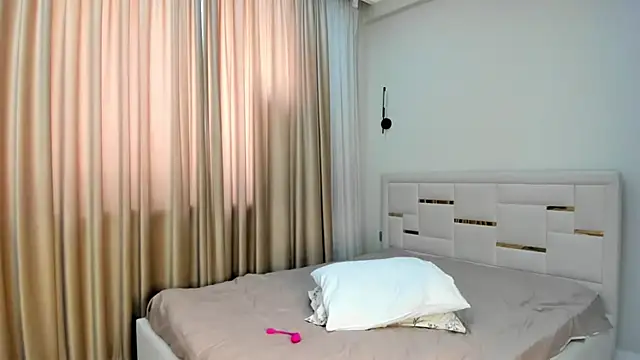 Lola Peach online show from March 16, 2026, 5:44 am