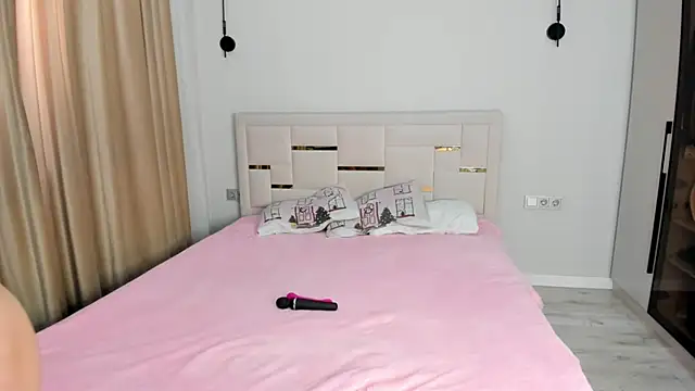 Lola Peach online show from April 14, 2026, 4:40 am