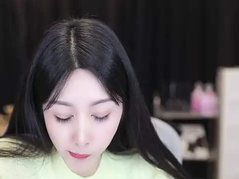 Nuyoah-77 online show from November 4, 2025, 1:54 pm