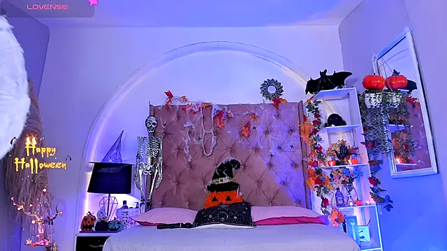 Snapshot of LadyAvalon chatting on October 31, 2025, 7:59 pm LadyAvalon online show from October 31, 2025, 7:59 pm