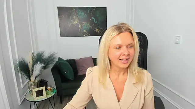 AgathaKlouin online show from April 9, 2026, 7:30 pm