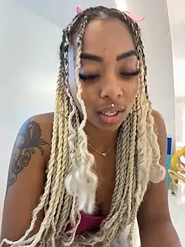 Snapshot of Alondrasparrow2 chatting on May 5, 2026, 11:24 pm Alondrasparrow2 online show from May 5, 2026, 11:24 pm