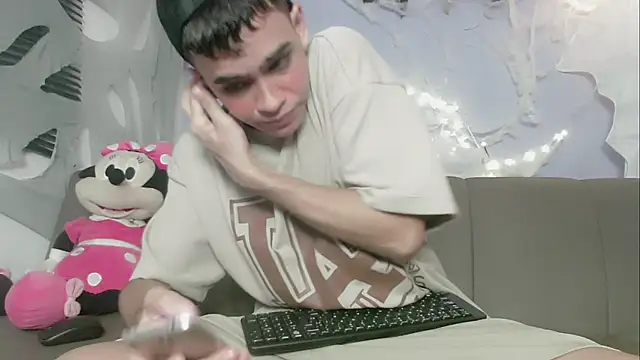 zacariasss  online show from October 28, 2025, 3:32 am