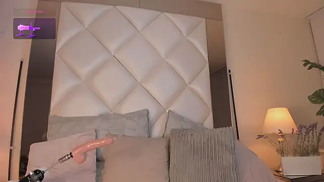 KimRoussee online show from September 18, 2025, 4:25 am