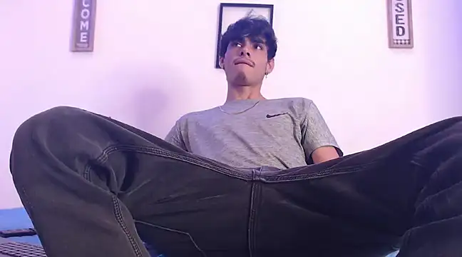 Snapshot of harrytomson_1 chatting on March 10, 2025, 7:21 am harrytomson 1 online show from March 10, 2025, 7:21 am