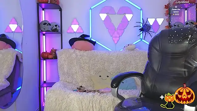 littlevixen18 online show from October 16, 2025, 2:40 pm